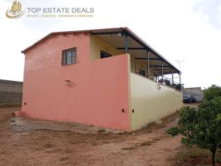 οικία-σκεπαστό μπαλκόνι -περιβάλλαν χώρος