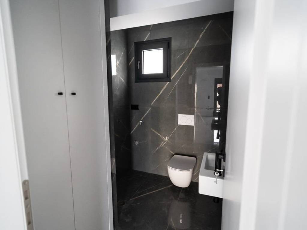 Forumland Real Estate, Μπάνιο