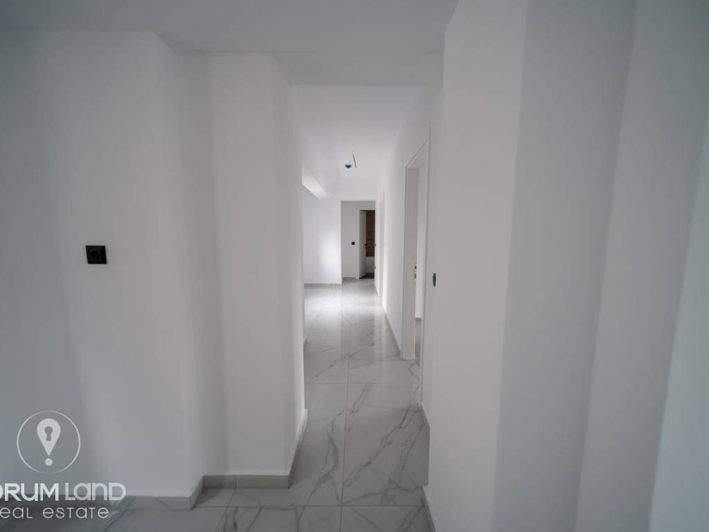 Forumland Real Estate, Διάδρομος