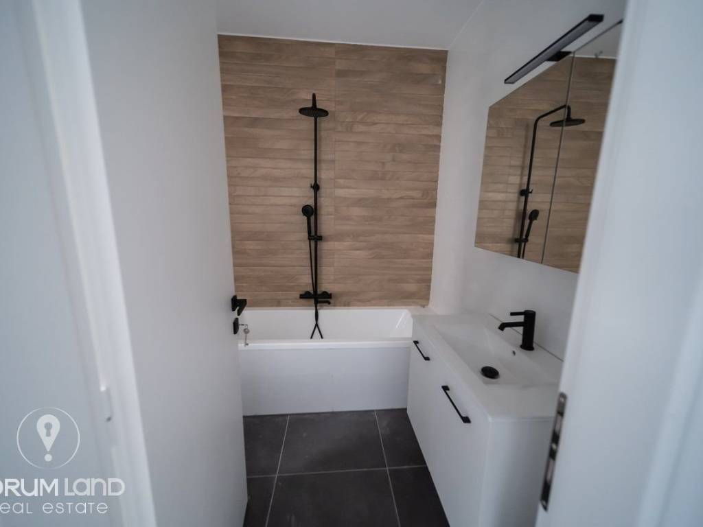 Forumland Real Estate, Μπάνιο