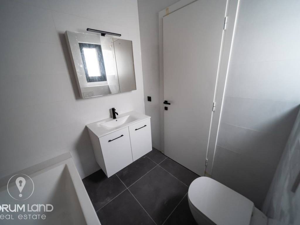 Forumland Real Estate, Μπάνιο