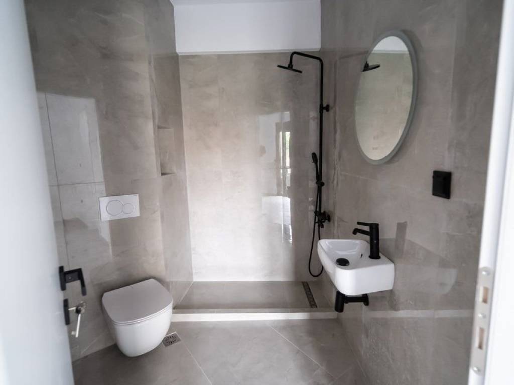 Forumland Real Estate, Μπάνιο