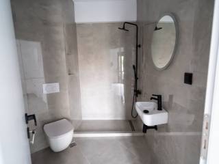 Forumland Real Estate, Μπάνιο