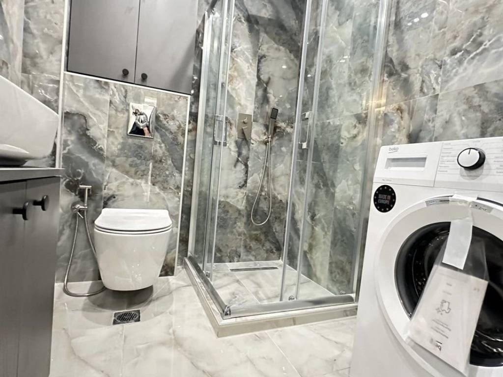 Forumland Real Estate, Μπάνιο