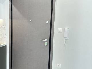 Forumland Real Estate, Θωρακισμένη πόρτα