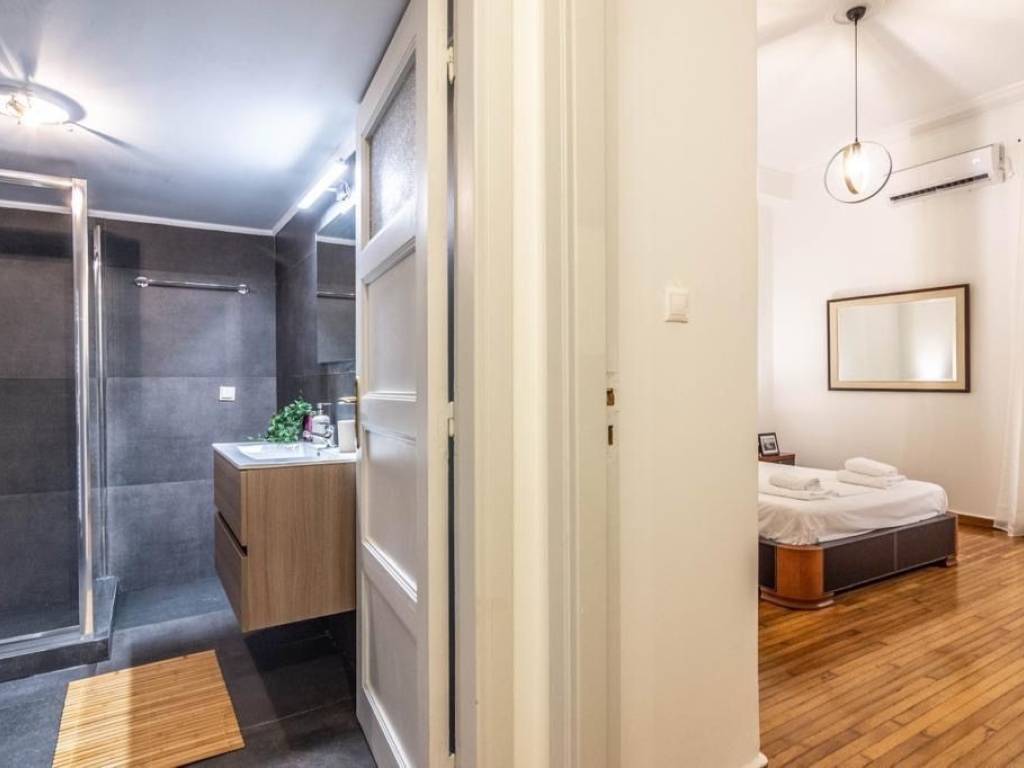 Υπνοδωμάτιο και μπάνιο με walk-in ντουζιέρα