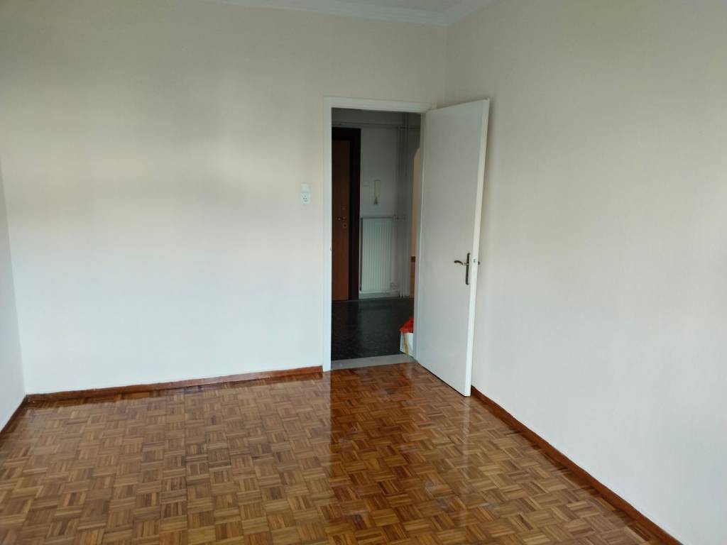 Domatio dipla sto mpanio