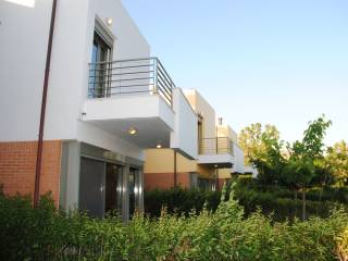 Ο αρχ/κός σχεδιασμός δίνει άπλετο φως και ήλιο όλο το έτος