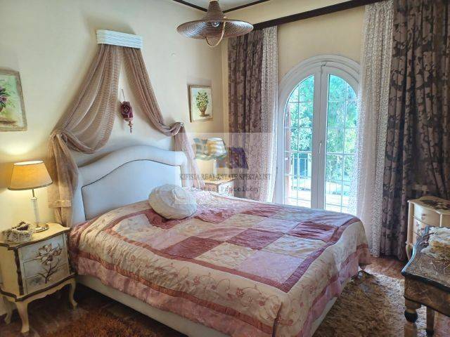 1st FLOOR MAIN BEDROOM