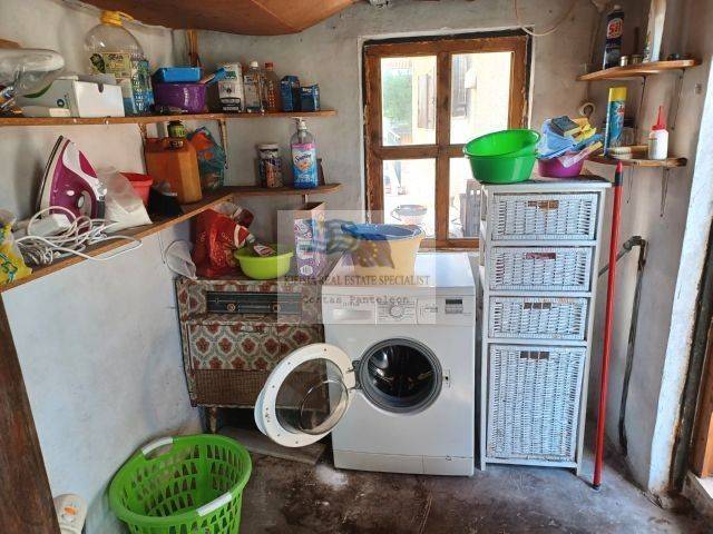 STORAGE - LAUNDRY ROOM