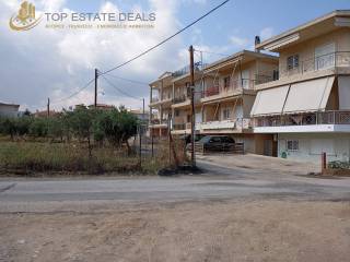 Γωνιακό προσόψεως περιφραγμένο οικόπεδο