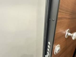 Forumland Real Estate, Θωρακισμένη πόρτα