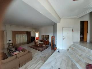 Σαλόνι. Τα σκαλοπάτια οδηγούν στα 4 υπνοδωμάτια