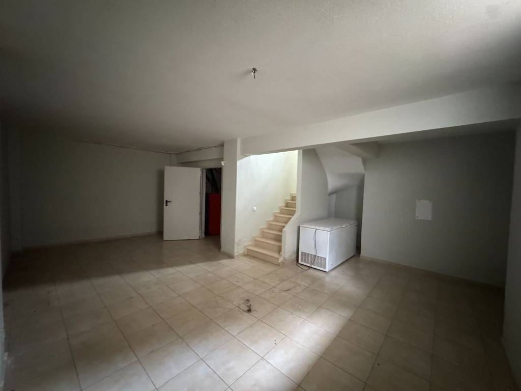 Eniaios choros,ypogeio