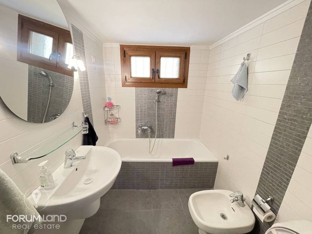 Forumland Real Estate, Μπάνιο