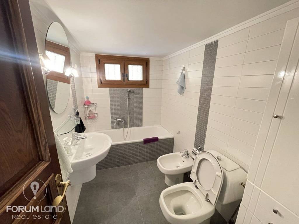 Forumland Real Estate, Μπάνιο