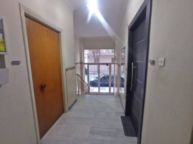 εισοδος πολυκατοικιας