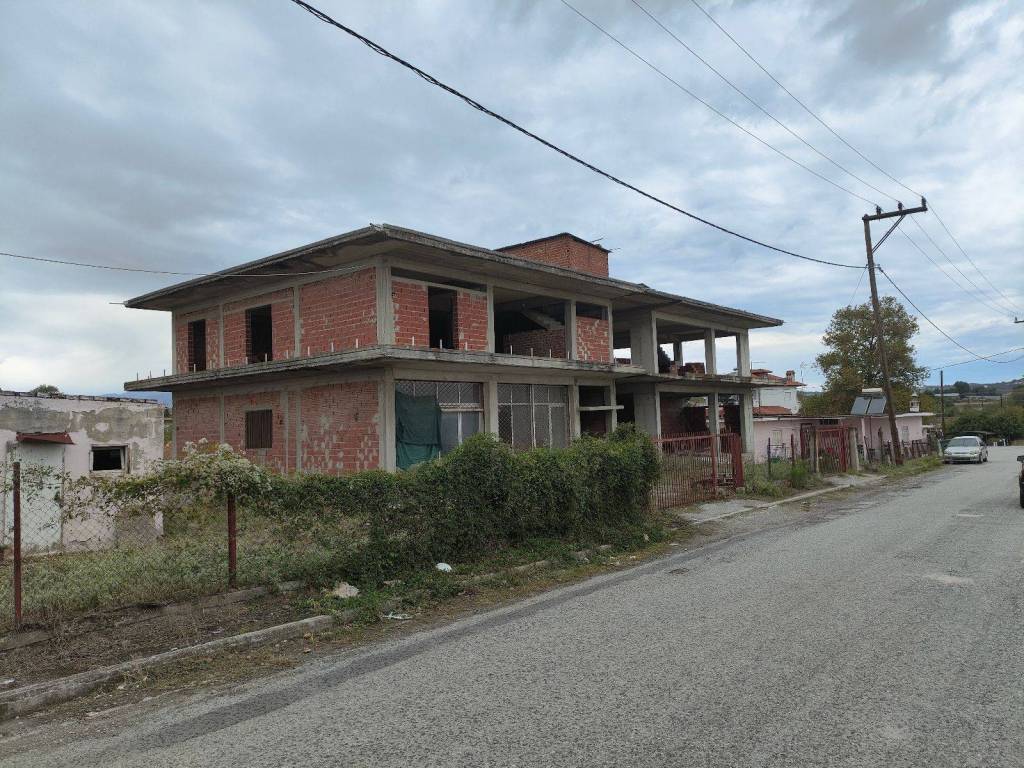 Akineto pros polese sto N. Keramidi, ktirio kai oikopedo