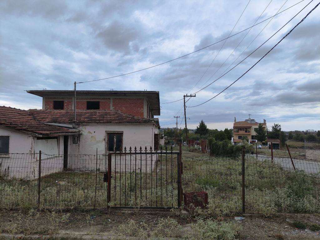 Akineto pros polese sto N. Keramidi, ktirio kai oikopedo