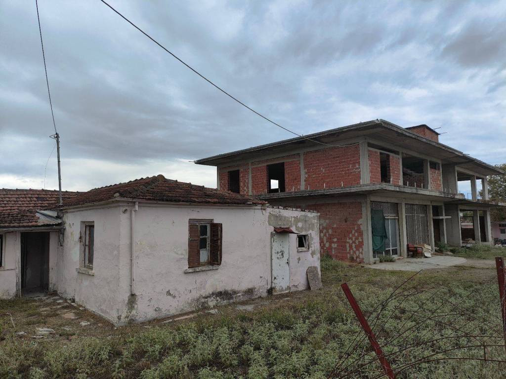 Akineto pros polese sto N. Keramidi, ktirio kai oikopedo