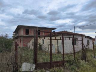 Akineto pros polese sto N. Keramidi, ktirio kai oikopedo