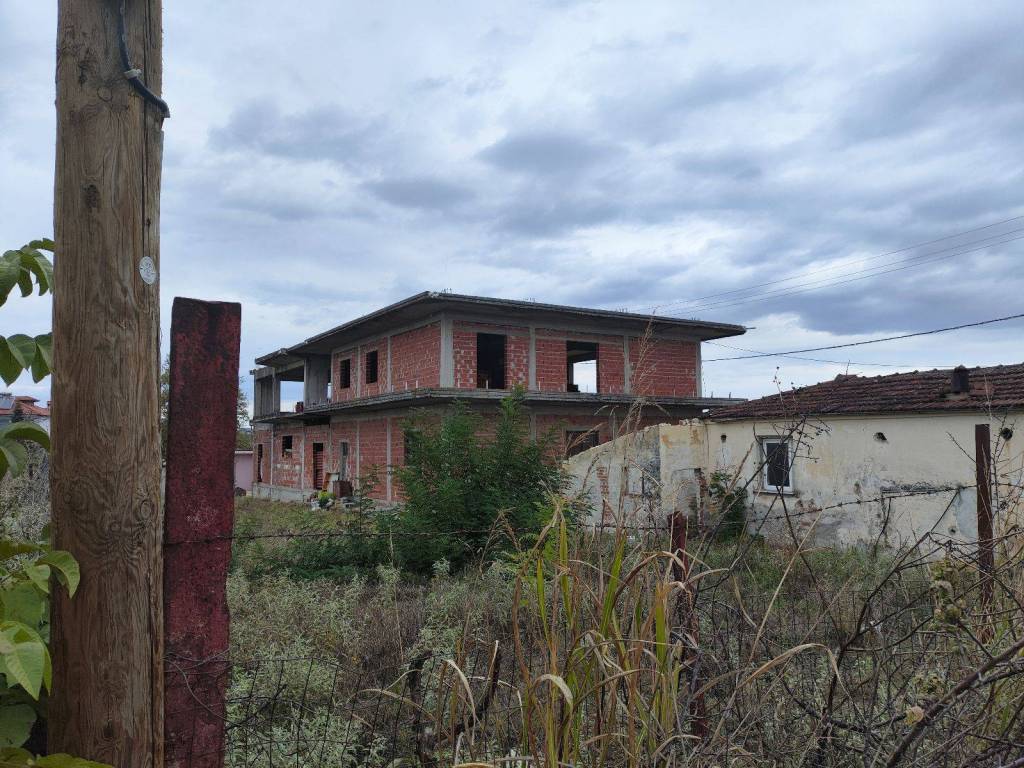 Akineto pros polese sto N. Keramidi, ktirio kai oikopedo