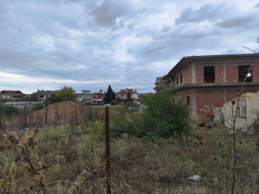 Akineto pros polese sto N. Keramidi, ktirio kai oikopedo