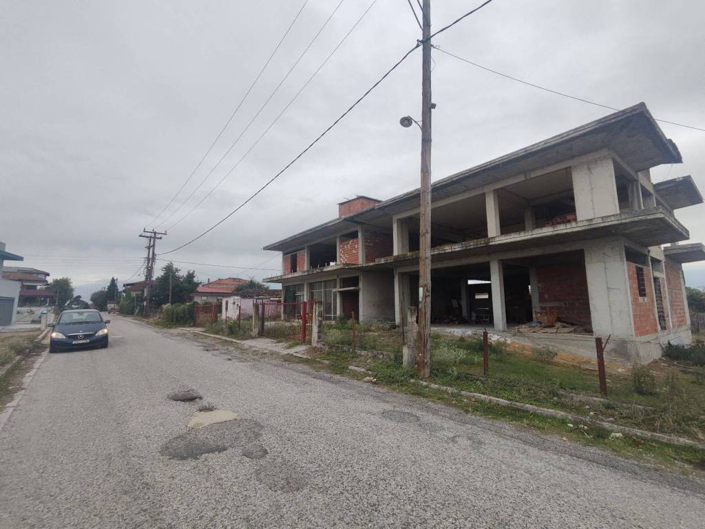 Akineto pros polese sto N. Keramidi, ktirio kai oikopedo