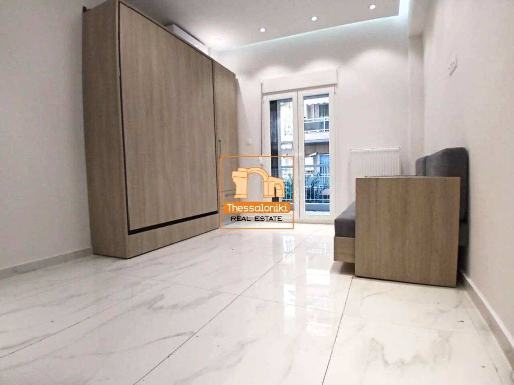 Ντεπώ, Στούντιο, 25 τ.μ.