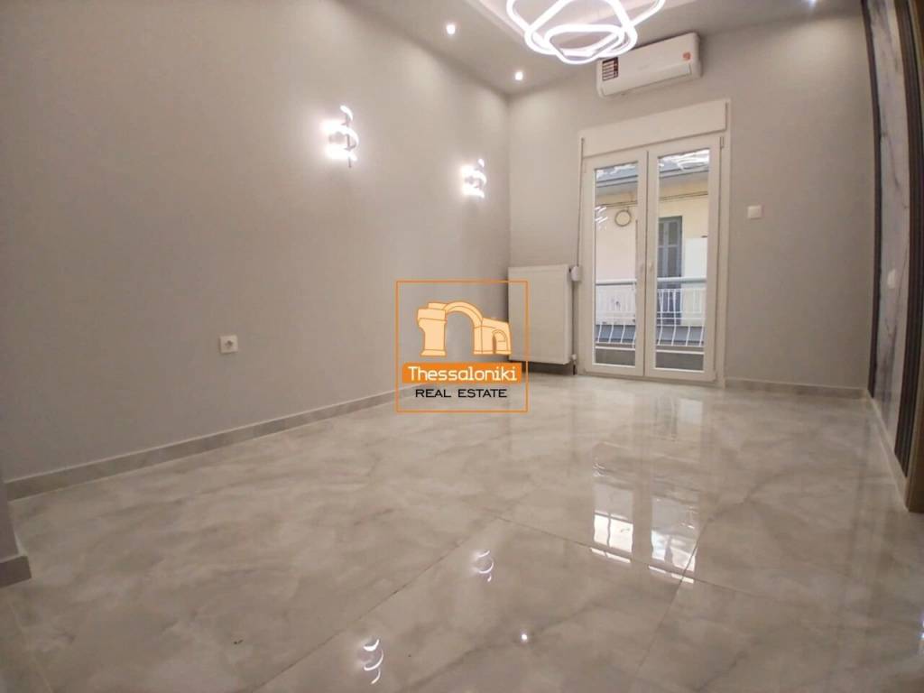 Ντεπώ, Γκαρσονιέρα, 37 τ.μ.