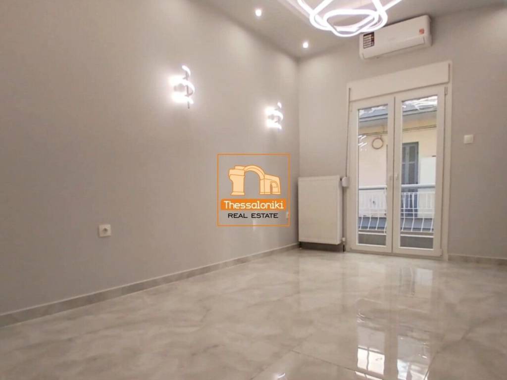 Ντεπώ, Γκαρσονιέρα, 37 τ.μ.