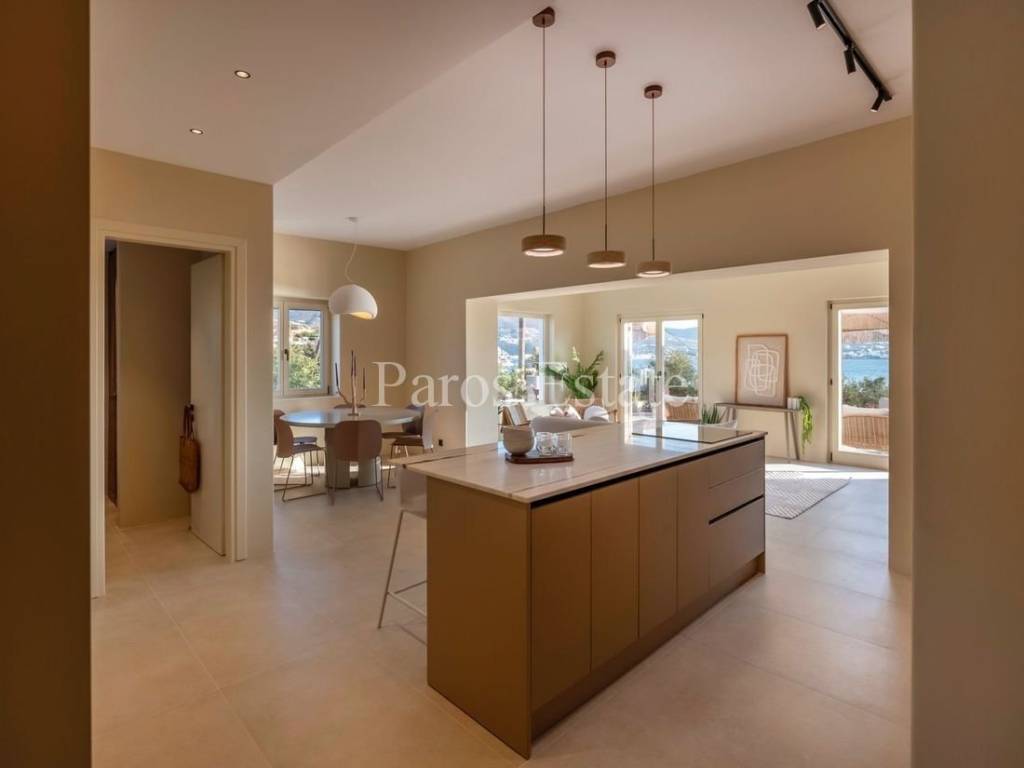 Elioloysto open plan saloni me koyzina kai trapezaria