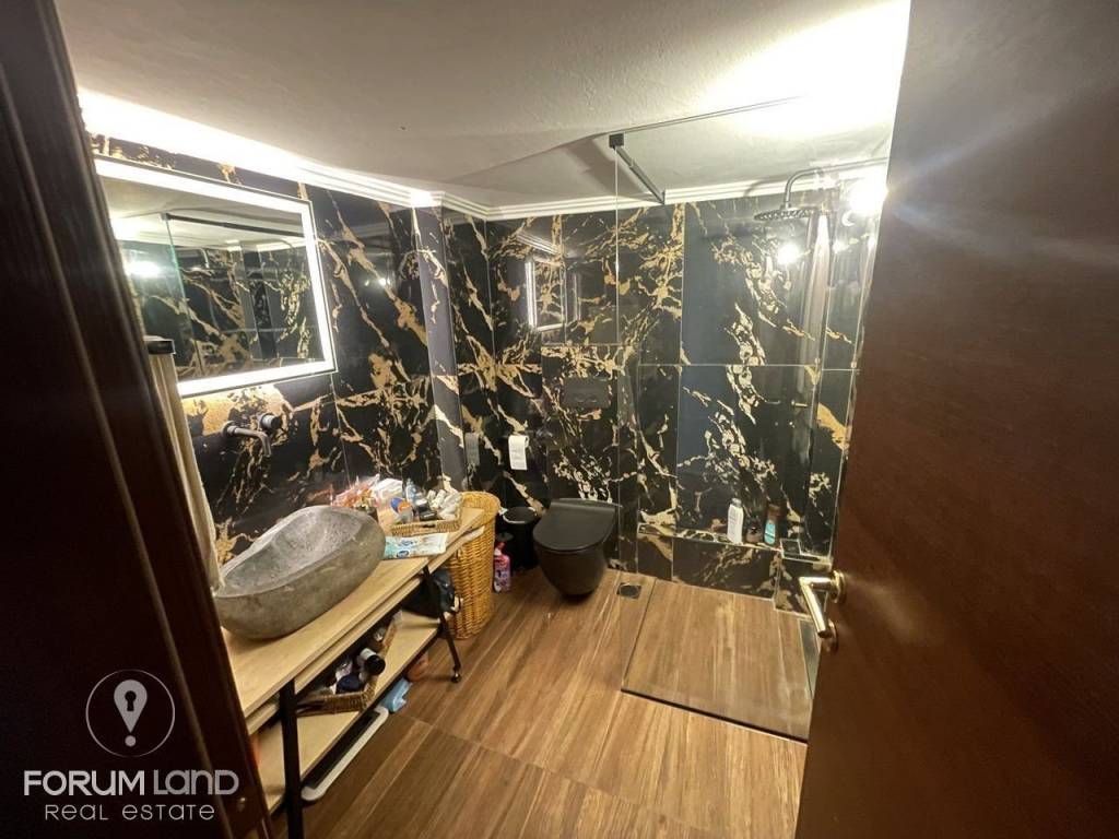 Forumland Real Estate, Μπάνιο