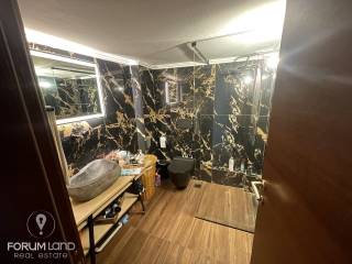 Forumland Real Estate, Μπάνιο