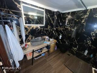 Forumland Real Estate, Μπάνιο