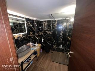 Forumland Real Estate, Μπάνιο