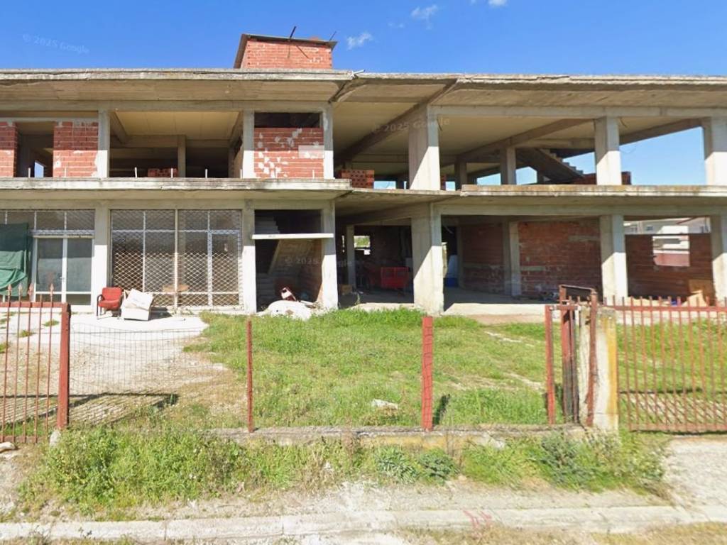 Ακίνητο προς πώληση στο Ν. Κεραμίδι, κτίριο και οικόπεδο