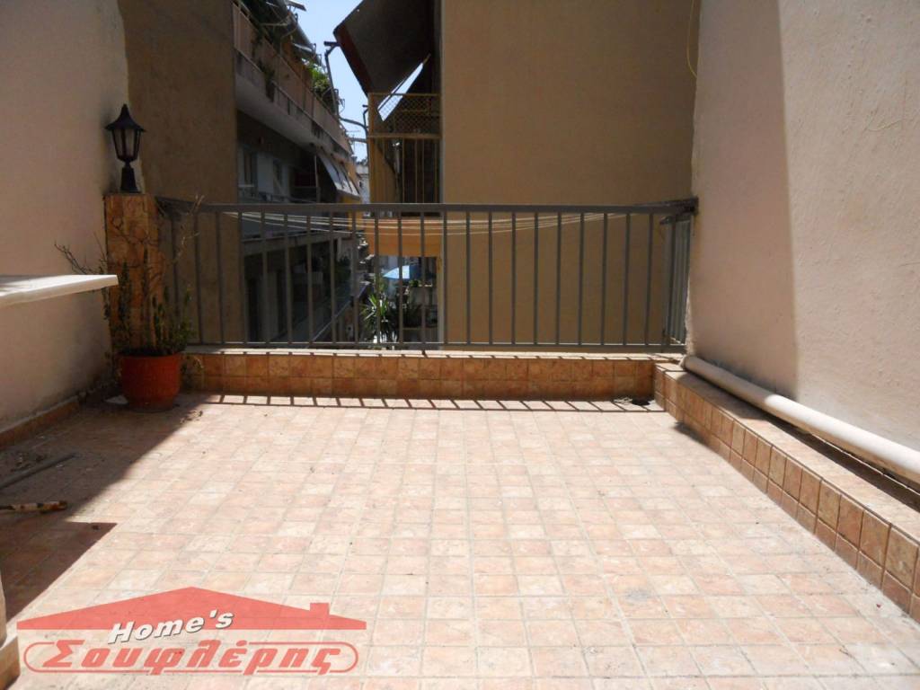 ΠΟΛΥ ΦΩΤΕΙΝΗ ΜΕ ΜΕΓΑΛΟ ΜΠΑΛΚΟΝΙ