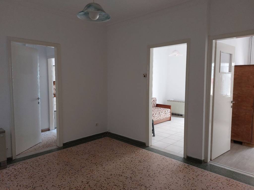 Ο χώρος καθιστικού που επικοινωνεί με τους υπόλοιπους χώρους