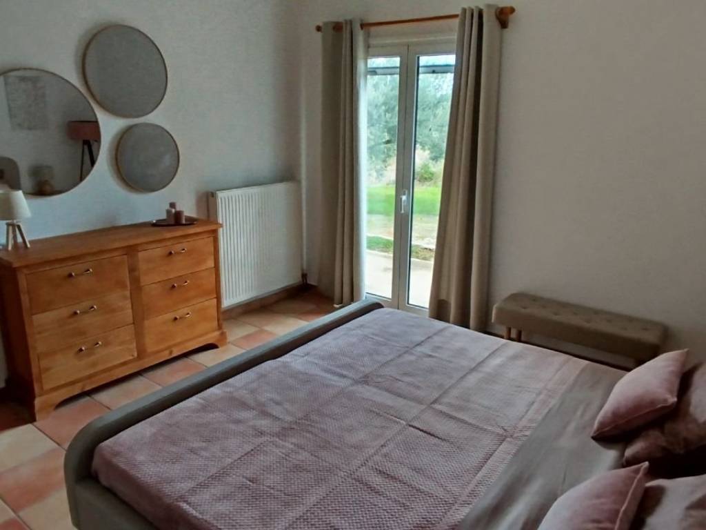 Ground Floor Bedroom 1 King Size Bed