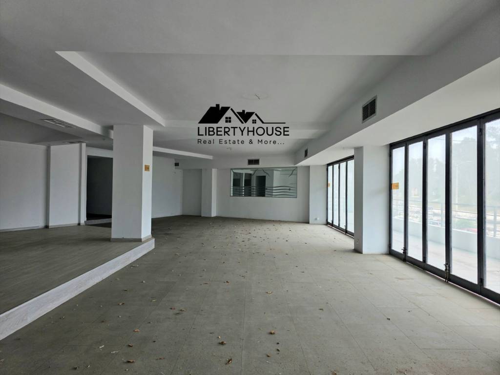 Ημιόροφος άνετος χωρος με κουζίνα και wc