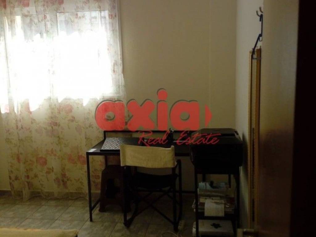 Ενοικιάζεται Γκαρσονιέρα 50τ.μ. σε ισόγειο, με δική της ξεχωριστή είσοδο ΧΩΡΙΣ κοινόχρηστα. Αποτελείται από 1 υπνοδωμάτιο, 1 σαλονοκουζίνα και μπάνιο. Είναι επιπλωμένη, με