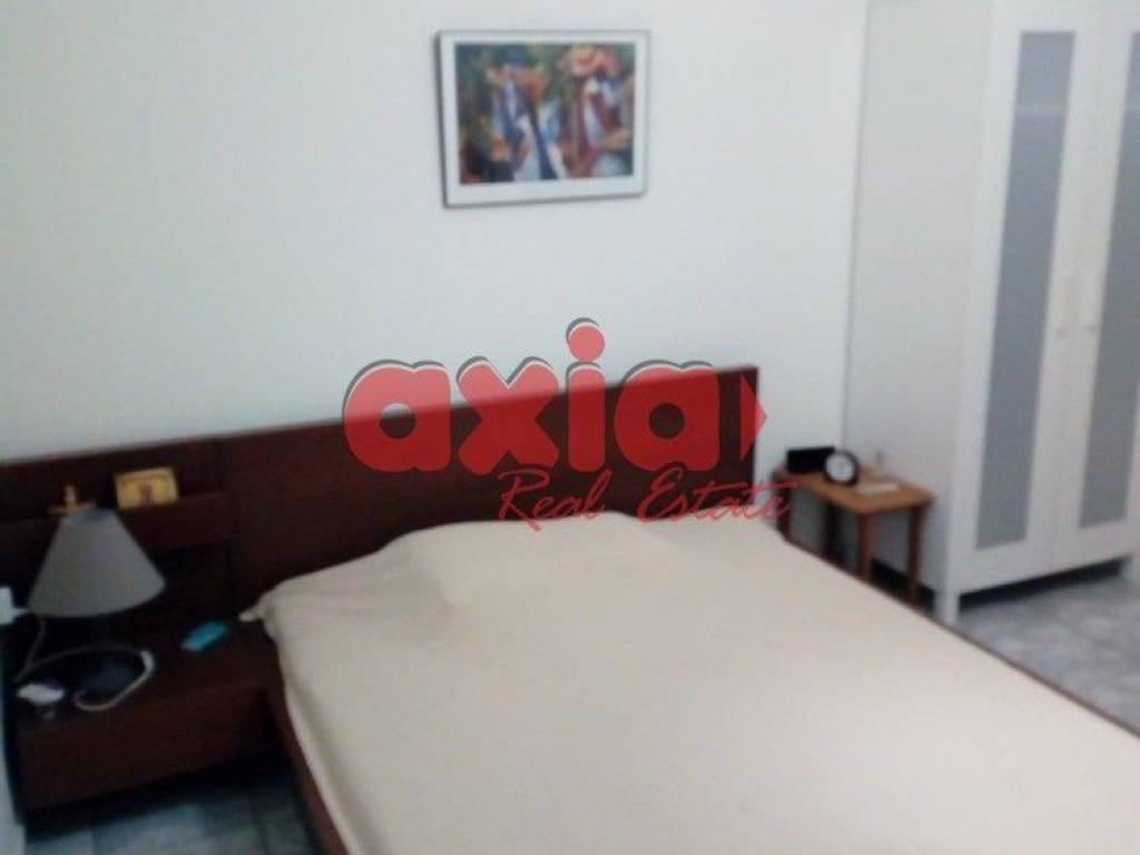 Ενοικιάζεται Γκαρσονιέρα 50τ.μ. σε ισόγειο, με δική της ξεχωριστή είσοδο ΧΩΡΙΣ κοινόχρηστα. Αποτελείται από 1 υπνοδωμάτιο, 1 σαλονοκουζίνα και μπάνιο. Είναι επιπλωμένη, με