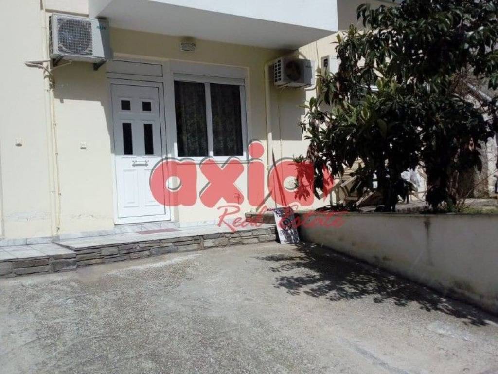 Ενοικιάζεται Γκαρσονιέρα 50τ.μ. σε ισόγειο, με δική της ξεχωριστή είσοδο ΧΩΡΙΣ κοινόχρηστα. Αποτελείται από 1 υπνοδωμάτιο, 1 σαλονοκουζίνα και μπάνιο. Είναι επιπλωμένη, με