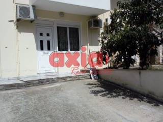 Ενοικιάζεται Γκαρσονιέρα 50τ.μ. σε ισόγειο, με δική της ξεχωριστή είσοδο ΧΩΡΙΣ κοινόχρηστα. Αποτελείται από 1 υπνοδωμάτιο, 1 σαλονοκουζίνα και μπάνιο. Είναι επιπλωμένη, με