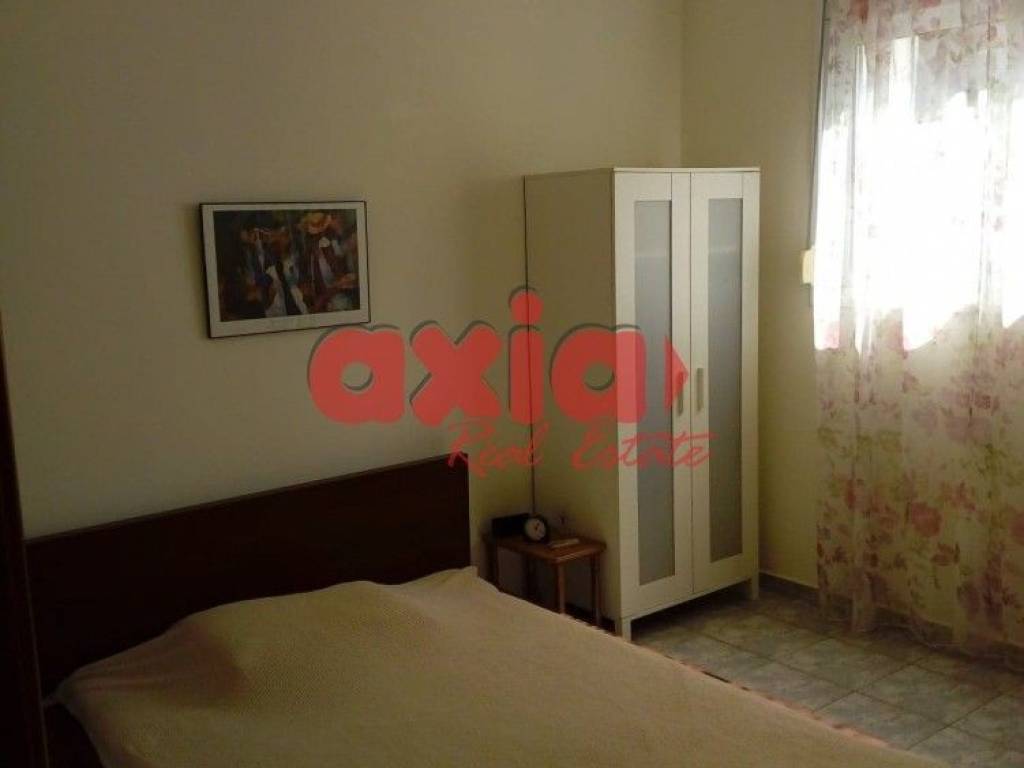 Ενοικιάζεται Γκαρσονιέρα 50τ.μ. σε ισόγειο, με δική της ξεχωριστή είσοδο ΧΩΡΙΣ κοινόχρηστα. Αποτελείται από 1 υπνοδωμάτιο, 1 σαλονοκουζίνα και μπάνιο. Είναι επιπλωμένη, με