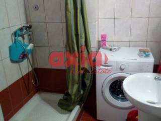 Ενοικιάζεται Γκαρσονιέρα 50τ.μ. σε ισόγειο, με δική της ξεχωριστή είσοδο ΧΩΡΙΣ κοινόχρηστα. Αποτελείται από 1 υπνοδωμάτιο, 1 σαλονοκουζίνα και μπάνιο. Είναι επιπλωμένη, με