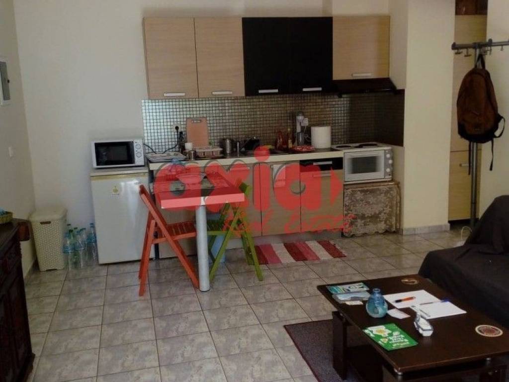 Ενοικιάζεται Γκαρσονιέρα 50τ.μ. σε ισόγειο, με δική της ξεχωριστή είσοδο ΧΩΡΙΣ κοινόχρηστα. Αποτελείται από 1 υπνοδωμάτιο, 1 σαλονοκουζίνα και μπάνιο. Είναι επιπλωμένη, με