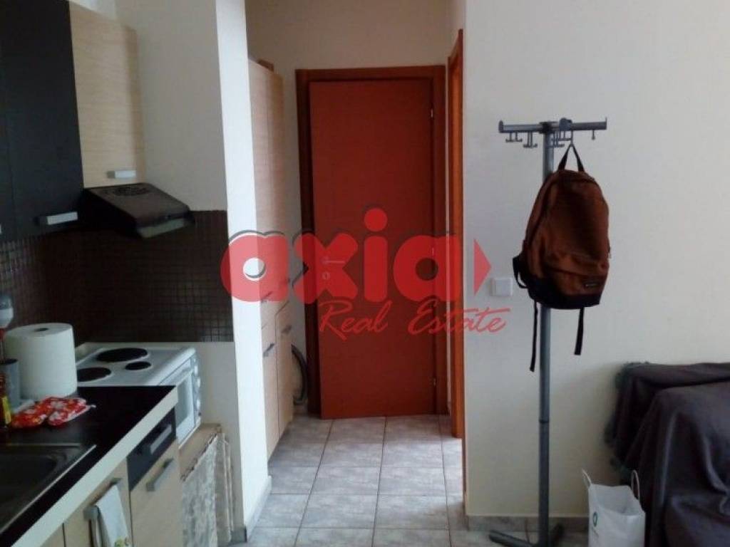 Ενοικιάζεται Γκαρσονιέρα 50τ.μ. σε ισόγειο, με δική της ξεχωριστή είσοδο ΧΩΡΙΣ κοινόχρηστα. Αποτελείται από 1 υπνοδωμάτιο, 1 σαλονοκουζίνα και μπάνιο. Είναι επιπλωμένη, με