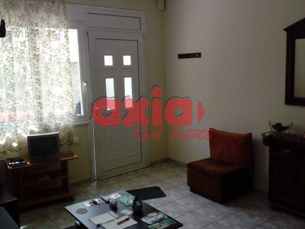 Ενοικιάζεται Γκαρσονιέρα 50τ.μ. σε ισόγειο, με δική της ξεχωριστή είσοδο ΧΩΡΙΣ κοινόχρηστα. Αποτελείται από 1 υπνοδωμάτιο, 1 σαλονοκουζίνα και μπάνιο. Είναι επιπλωμένη, με